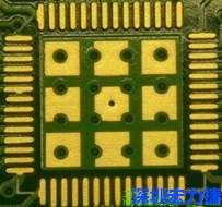 這個(gè)通孔的設(shè)計(jì)勉強(qiáng)可以接受，只剩下正中間一個(gè)通孔沒(méi)有塞孔，而且孔徑也變小了。
