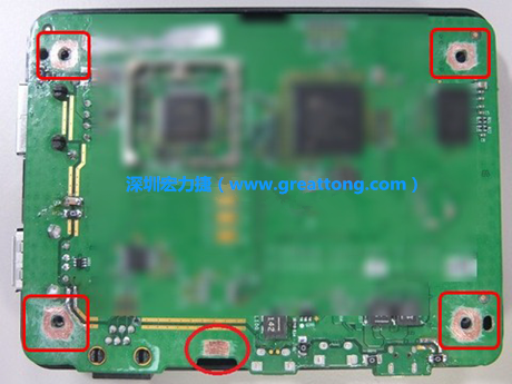 手動(dòng)去綠漆。使用傳統(tǒng)的刀片去除綠漆后的效果。
