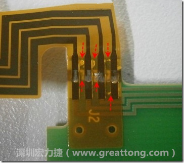 這張圖所顯示的，PCBA工廠實際進(jìn)行HotBar(熱壓熔錫焊接)焊接的時候，經(jīng)常會出現(xiàn)這類焊墊之間短路的問題，下面的圖示為比較嚴(yán)重的案例，大部分都只有部份溢錫，但這對品質(zhì)信賴杜已經(jīng)產(chǎn)生了及大的為害，既使現(xiàn)在測試沒有出現(xiàn)問題，難保在高溫膏濕的環(huán)境下不會出現(xiàn)電子遷移(Electromigration)的現(xiàn)象。