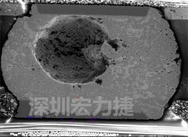 錫球氣泡大到足以影響到焊接的品質(zhì)，下圖是錫球切片后的剖面，可以很明顯看到氣泡已經(jīng)有錫球的 1/3 大了