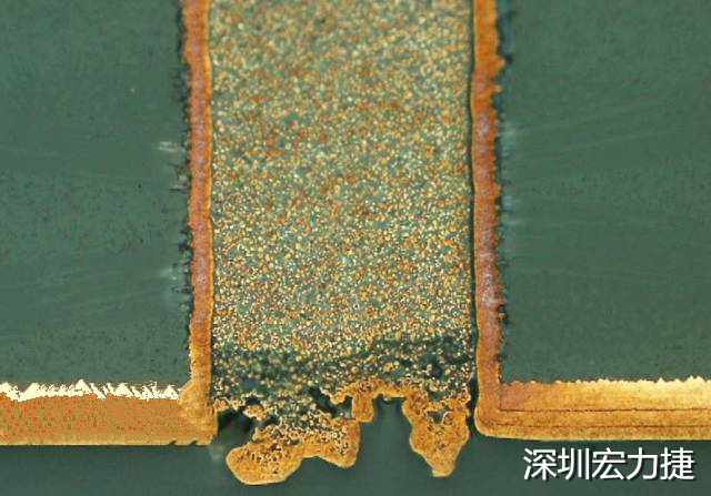 PCB設(shè)計之導(dǎo)電孔塞孔工藝 導(dǎo)電孔Via hole又名導(dǎo)通孔，為了達(dá)到客戶要求，導(dǎo)通孔必須塞孔，經(jīng)過大量的實踐，改變傳統(tǒng)的鋁片塞孔工藝，用白網(wǎng)完成板面阻焊與塞孔。生產(chǎn)穩(wěn)定，質(zhì)量可靠。