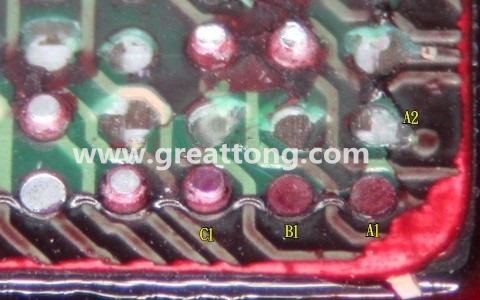 下圖是紅墨水測試后將PCB板子拿回來側(cè)一個角度拍攝的照片，就可以很清楚的看到錫球黏在PCB端，或不在PCB端。