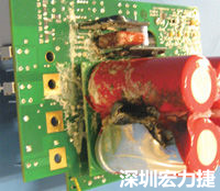 元件選擇不當(dāng)導(dǎo)致大量電流或電壓流經(jīng)電路，將會(huì)發(fā)生像這個(gè)燒融電容器的損壞情形。