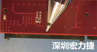 連接器邊緣稍突出于電路板的邊緣。