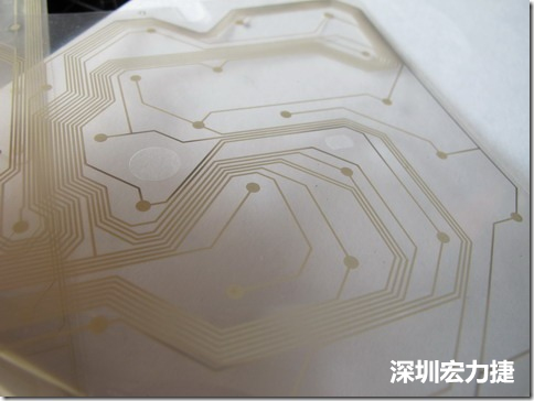 下面第二個圖則是另一片也有著按鍵線路的PTF，當上、下兩面PTF的按鍵結點互相接觸后就可以計算出是哪個按鍵被按下了。可是當按鍵沒有按下時，上下兩片PTF的線路則是分開的，所以上圖那片PTF的線路上面其實還另外覆蓋了另一層透明的PET作為絕緣層，只露出了需要在鍵盤按下時才會碰觸的接觸點，因為這些材質(zhì)使用的都是Polymer，所以才撐這樣的技術為Polydome(聚合簧片)。