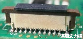一開始的 connector 把 塑膠蓋子(cap) 塞到了 connector 的接觸彈片內(nèi)側(cè)。