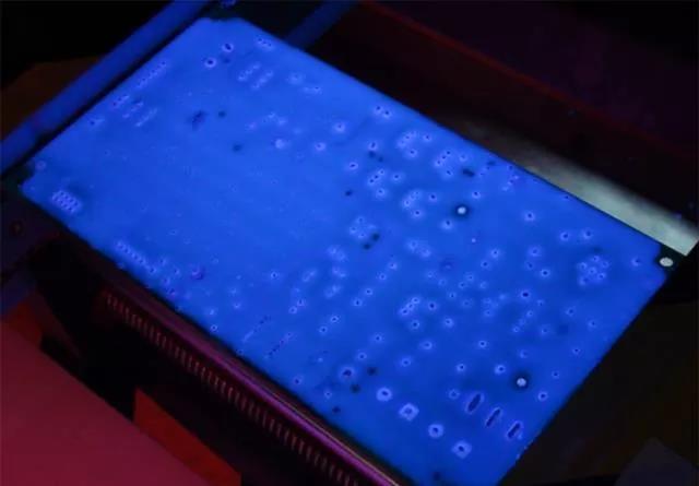 經(jīng)過(guò)涂覆工藝后的PCB，在紫光燈下的拍攝效果，原來(lái)coating也可以這么美！