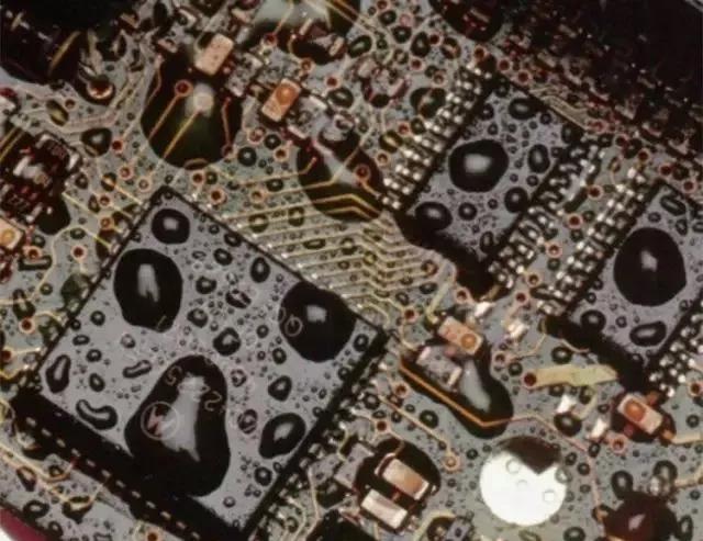 經(jīng)過(guò)涂覆工藝后的PCB，在表面形成透明的保護(hù)膜，能有效防止水珠和潮氣侵入，避免漏電和短路。
